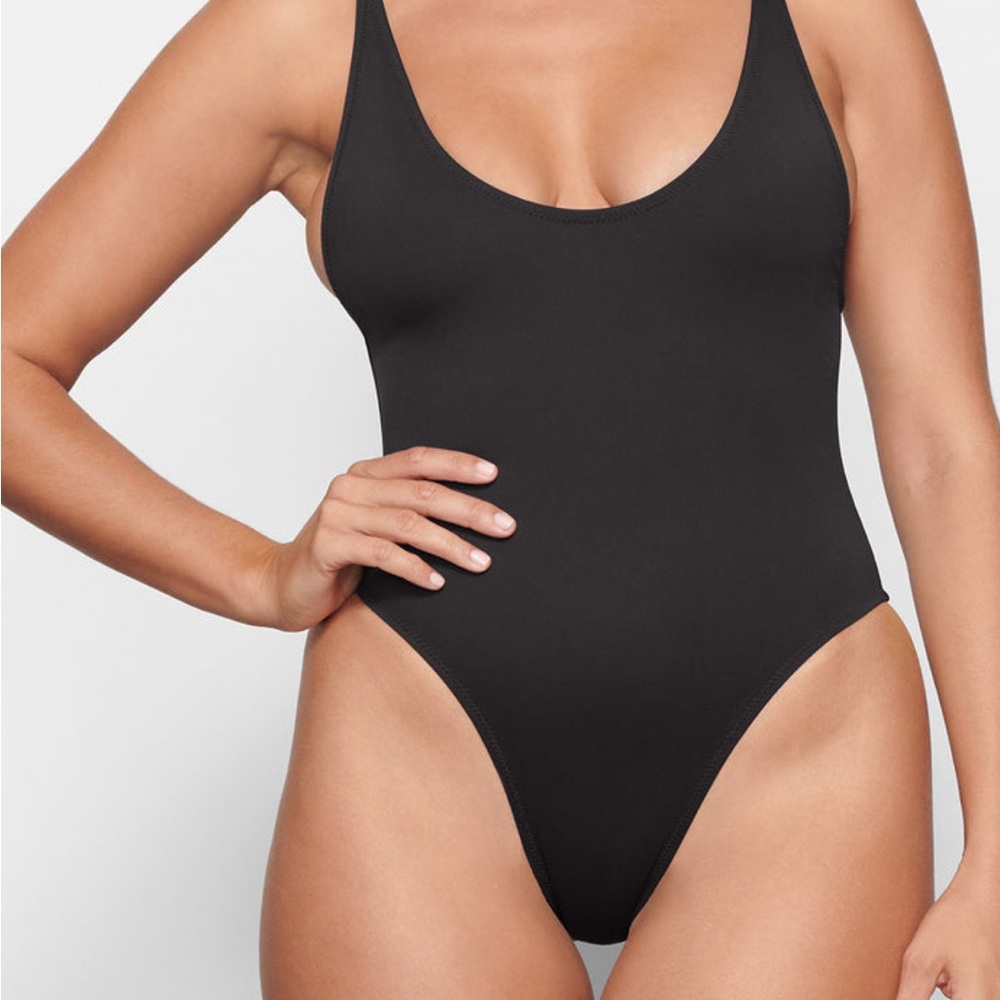 NWT SKIMS signature swim scoop neck one piece